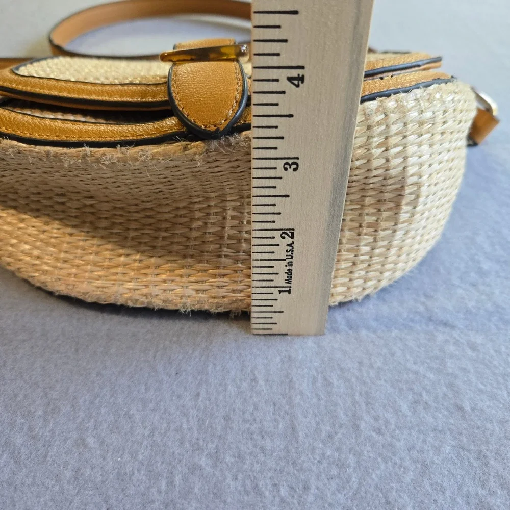 Izzy & Ali Crossbody Bag Womens Small Tan Woven Straw Faux Leather Saddle Purse